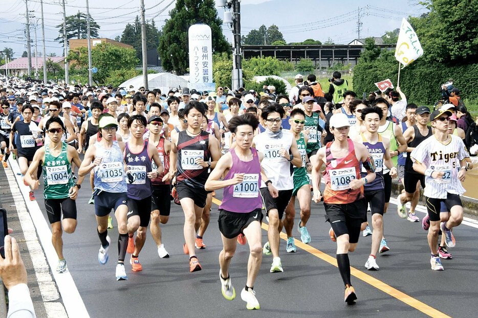 豊科南部総合公園前を一斉にスタートするランナーたち