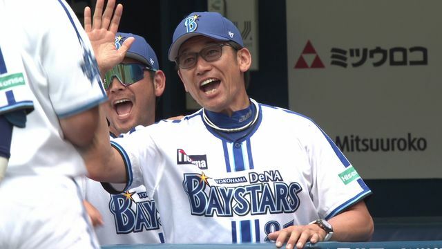 DeNAの三浦大輔監督は満塁弾の牧秀悟選手を笑顔で迎える