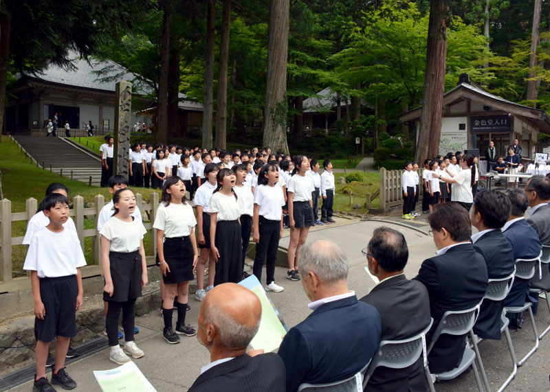 金色堂前で「平泉讃歌」を合唱する平泉、奥州、一関3市町の児童＝平泉町・中尊寺