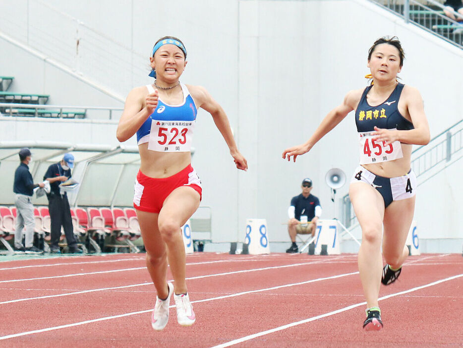 女子１００メートルで優勝した小針（左）と２位に入った佐野がゴール前でデッドヒート（カメラ・塩沢　武士）