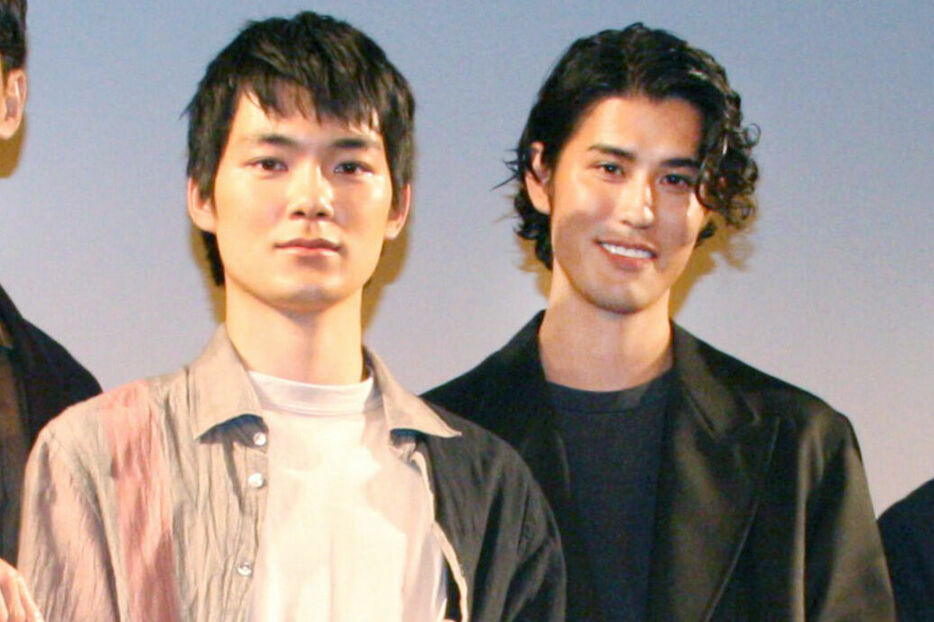 完成披露上映会に出席した杉田雷麟（左）と寛一郎