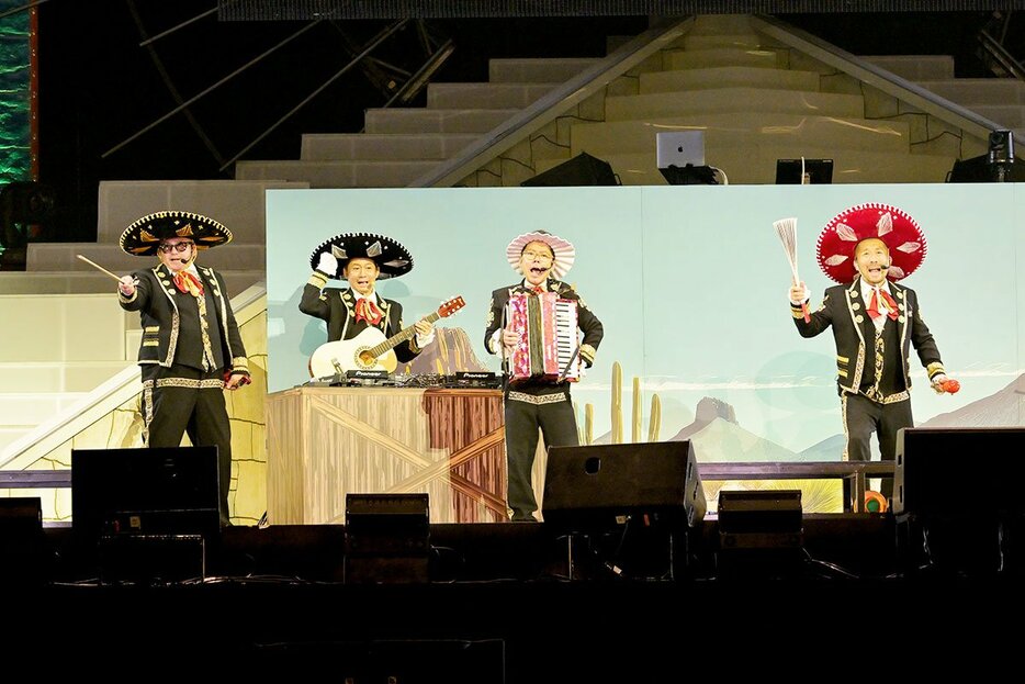 メキシコ風の演出で横浜アリーナを盛り上げたケツメイシの(左から)RYOJI、DJ KOHNO、RYO、大蔵