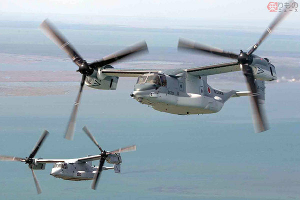 アメリカ本土で飛行訓練中の「オスプレイ」2機。手前のが陸上自衛隊の機体で、左下奥のはアメリカ海兵隊機（画像：陸上自衛隊）。