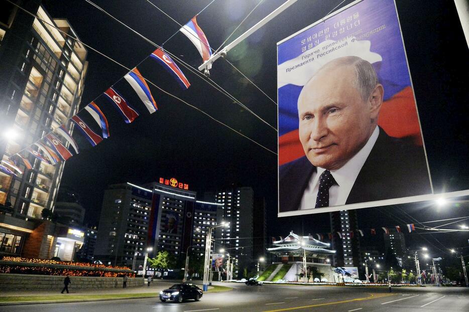 平壌市内に掲げられたロシアのプーチン大統領の肖像＝19日（共同）
