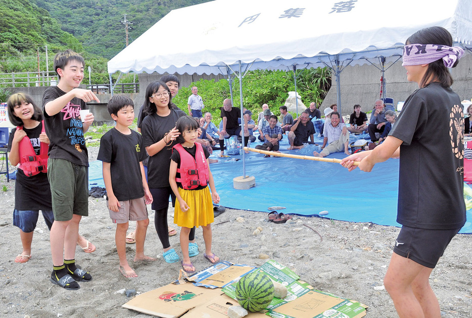 地域住民らが海岸で宴会を楽しんだ円集落のハマオレ＝16日、鹿児島県龍郷町円