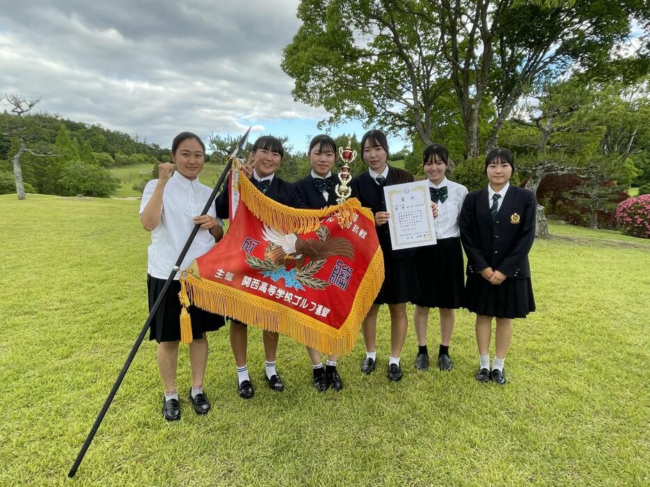 関西高校ゴルフ対抗戦、女子の部で優勝の滝川第二（兵庫）
