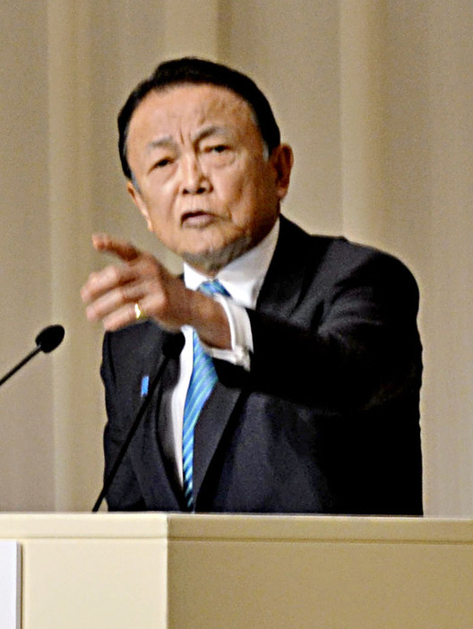 福岡市で講演する自民党の麻生副総裁＝8日午前