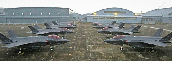 三沢基地のエプロンにズラリと並んだ航空自衛隊のF-35A戦闘機。（画像：航空自衛隊）。