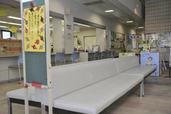 松山市が熱中症対策で「クーリングシェルター」に指定した市保健所の1階ロビー＝14日午後、同市萱町6丁目