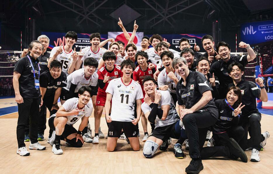 スロベニアに勝利し、決勝進出を決めた日本の選手ら＝ウッジ（Volleyball　World提供・共同）