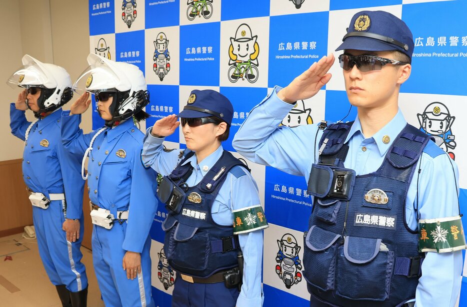 サングラスを着用する広島県警の警察官