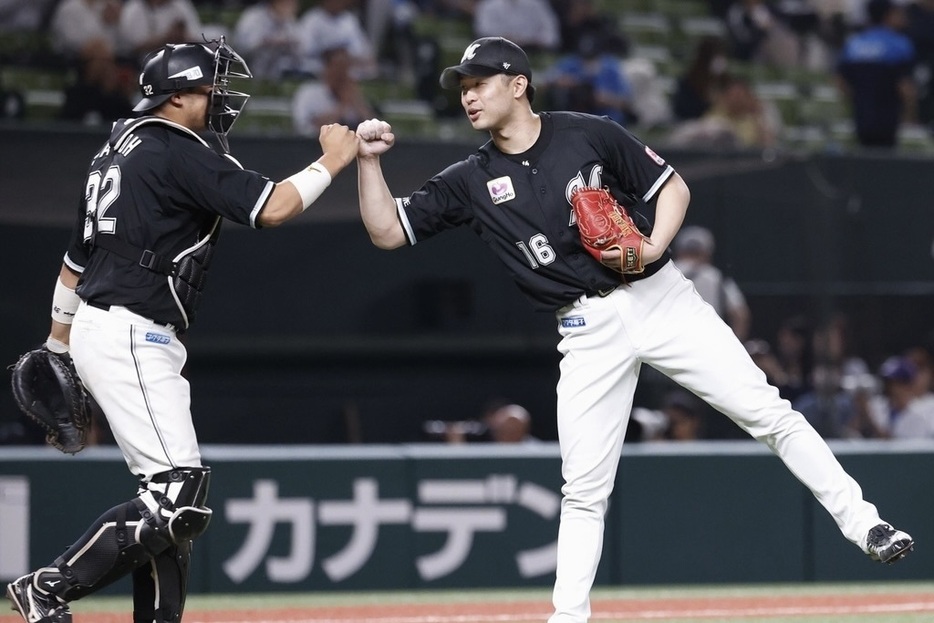 4年ぶりに完投勝利しグータッチをするロッテ・種市篤暉(C)Kyodo News