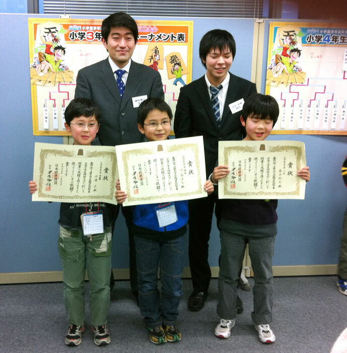 小学３年時の将棋大会で準優勝した伊藤（左）と３位の藤井（右）（伊藤雅浩さん提供）