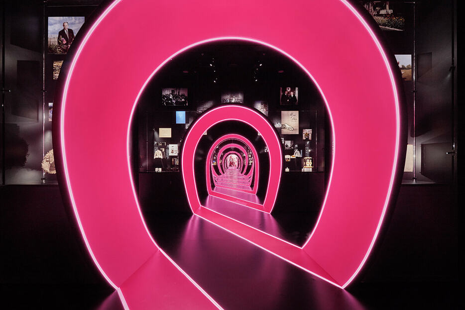クチュール ボウをイメージし、ピンクのリボンに導かれるようなトンネル仕立ての展示スペース。