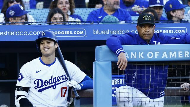 大谷翔平選手とロバーツ監督(写真:日刊スポーツ/アフロ)