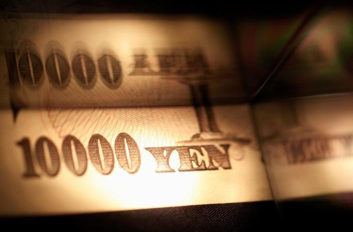 世界のファンドマネジャーや投資家は、日銀が表明した超緩和政策からの段階的脱却をにらみ、最も短期の日本国債をショートにし、一段の円安進行に備えたポジションを取っている。写真は２０１３年２月、都内で撮影（２０２４年　ロイター／Shohei Miyano）