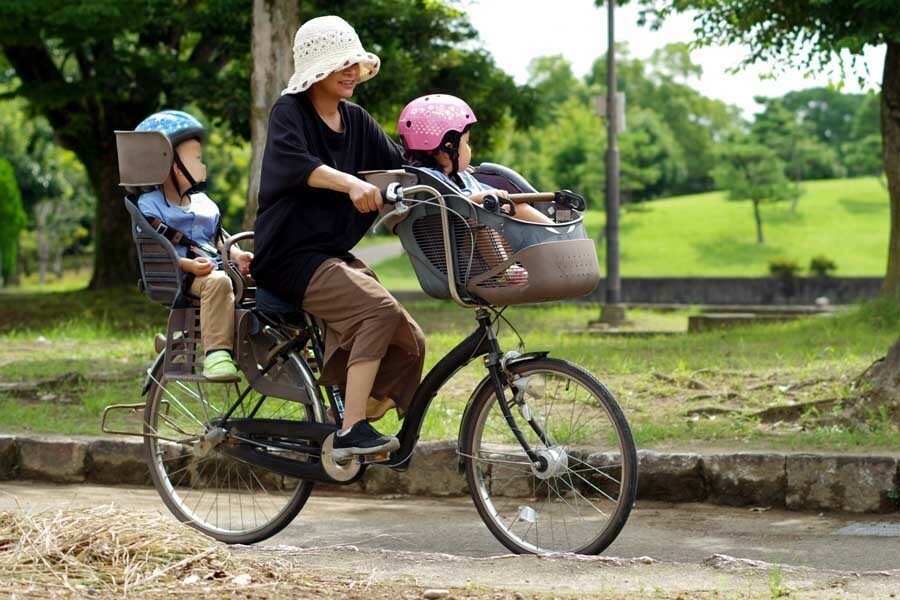 子どもを載せた自転車（画像：写真AC）