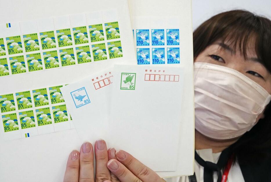 日本郵便が公開した新料金の普通切手とはがき＝13日午後、東京都千代田区