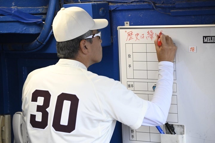 早大・小宮山悟監督は九産大との準々決勝を前にして、一塁ベンチのホワイトボードに今春のモットーを書いた[写真=矢野寿明]
