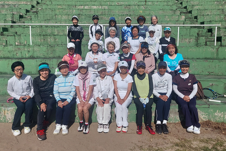 全日本テニス選手権に出場したことのある40歳以上の女性が25名集まった（写真：全日本OG会）