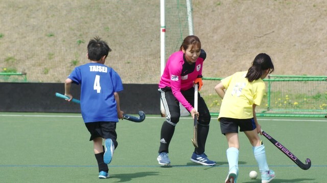 子どもたちとプレーする永井選手