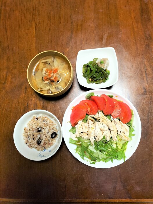 朝昼は、ササミサラダをメインに副菜、汁物、ご飯を添えて