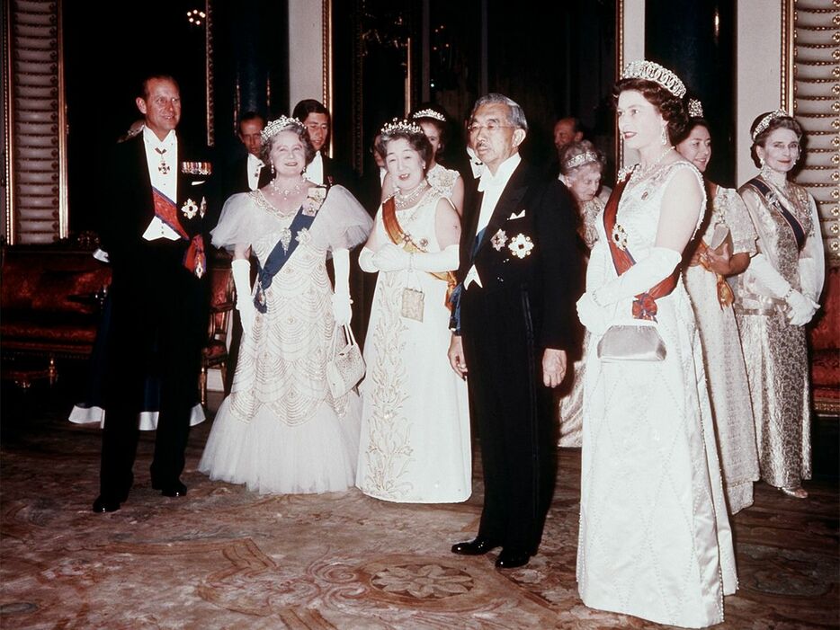 エリザベス女王（右）とフィリップ殿下（左）らの歓迎を受け、バッキンガム宮殿での晩さん会に臨む昭和天皇と香淳皇后＝1971年10月5日（時事）