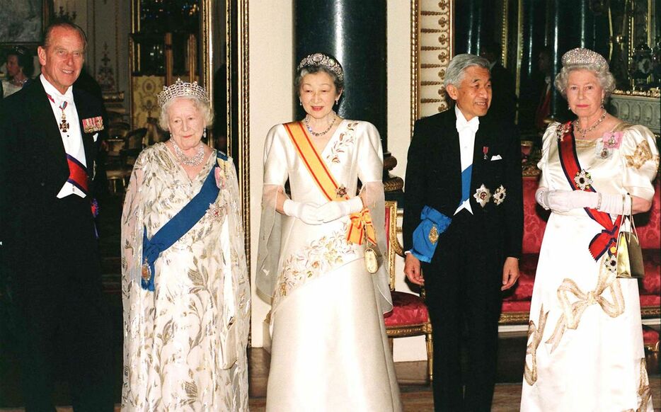 英国を国賓訪問し、エリザベス女王（右）とフィリップ殿下（左）から歓迎を受ける上皇后ご夫妻（当時天皇、皇后両陛下）＝1998年5月26日、ロンドンのバッキンガム宮殿（ロイター）