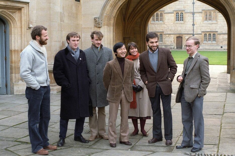 英国のオックスフォード大学構内を散策し、学友らと談笑する天皇陛下（中央、浩宮殿下時代）＝1983年11月（時事）