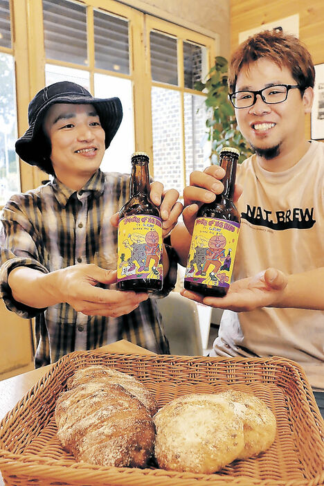 廃棄用のパンで製造したビールを紹介する望月さん（右）と大田さん＝南砺市山見