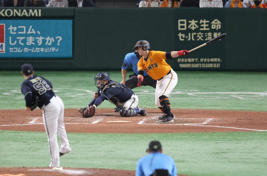 ６回１死一塁、岡本和真は空振りの三振を喫する