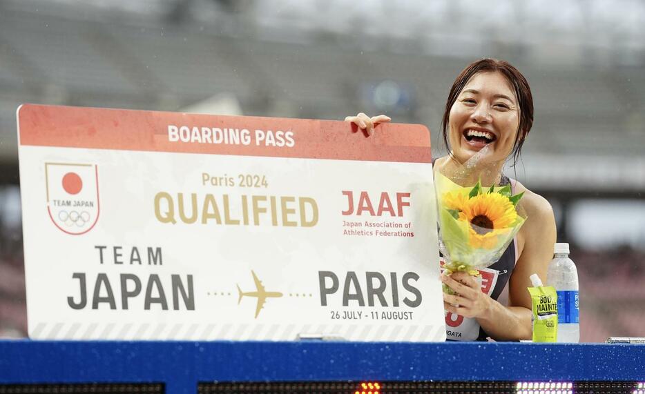 女子100メートル障害決勝、優勝でパリ五輪を決め笑顔を見せる福部（撮影・垰建太）