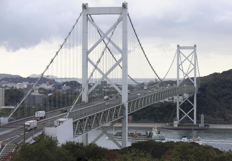 1973年に開通した関門橋
