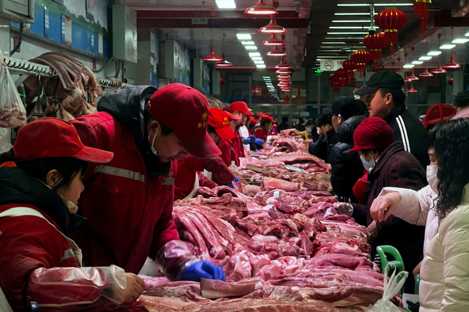 　６月１７日、中国商務省は欧州連合（ＥＵ）から輸入する豚肉とその副産物に対する反ダンピング（不当廉売）調査を同日から開始すると発表した。写真は２月、北京の市場で撮影（２０２４年　ロイター/Mei Mei Chu）