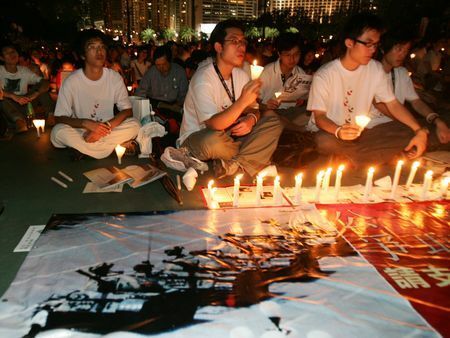 中国軍が学生らの民主化運動を武力弾圧した天安門事件から３５年を迎えた４日、北京の天安門広場では警備が強化され、立ち入りが制限された。写真は香港で２００５年、天安門事件から１６年のキャンドルデモに参加する人達。（2024年 ロイター/Kin Cheung）