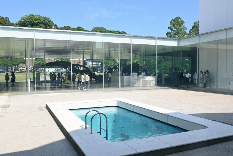 大人気の恒久展示作品「スイミング・プール」も22日から観覧可能に＝金沢市の金沢21世紀美術館で2024年6月21日、青山郁子撮影