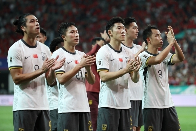 韓国に敗れて暗い表情を浮かべていた中国代表イレブン。このあとタイから吉報が届いた。(C)Getty Images
