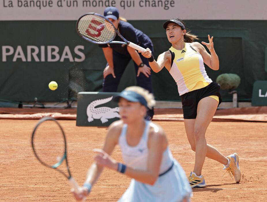 女子ダブルス3回戦でプレーする加藤未唯（奥）、ナディア・キチェノク組＝パリ（共同）