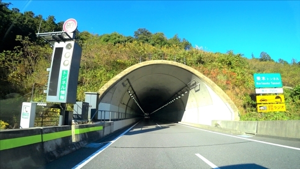 新東名の乗本トンネル（画像：写真AC）