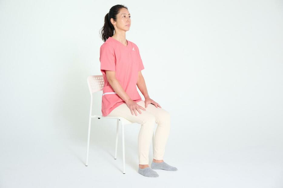 椅子の背に寄りかからず、骨盤を真っすぐに立てて座り、足は腰幅程度に開く