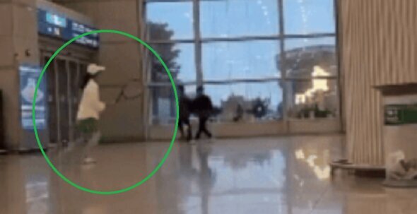 仁川国際空港の出入口付近でテニスをしているカップル=ボベドリームより
