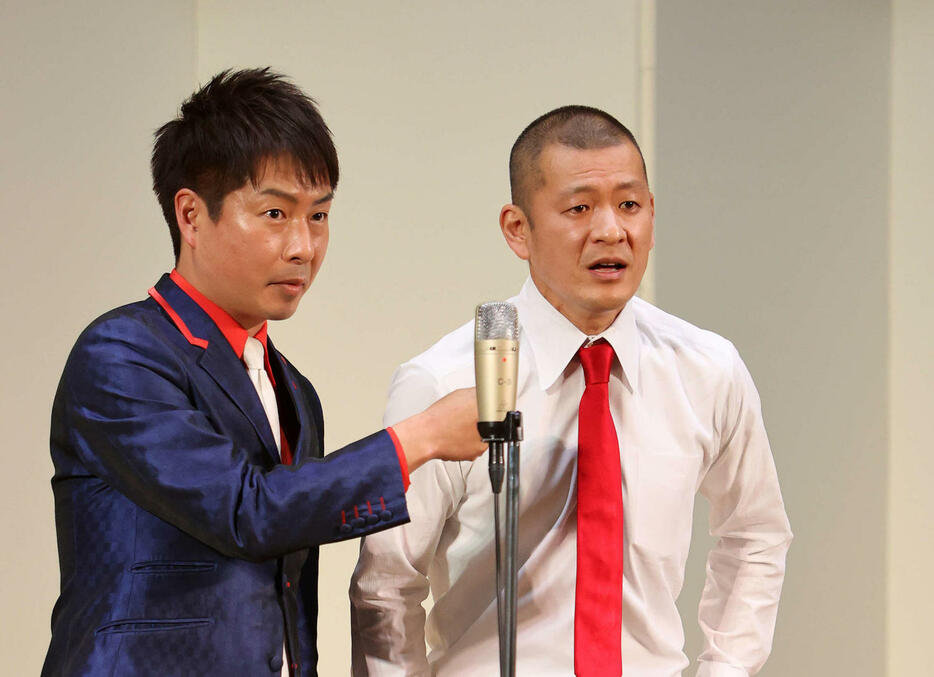 U字工事の福田薫（左）と益子卓郎（2022年3月撮影）