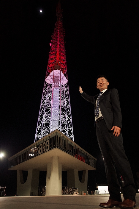 ライトアップされたテレビ塔を指さす林大使（クレジット：Eiiti Yuri）