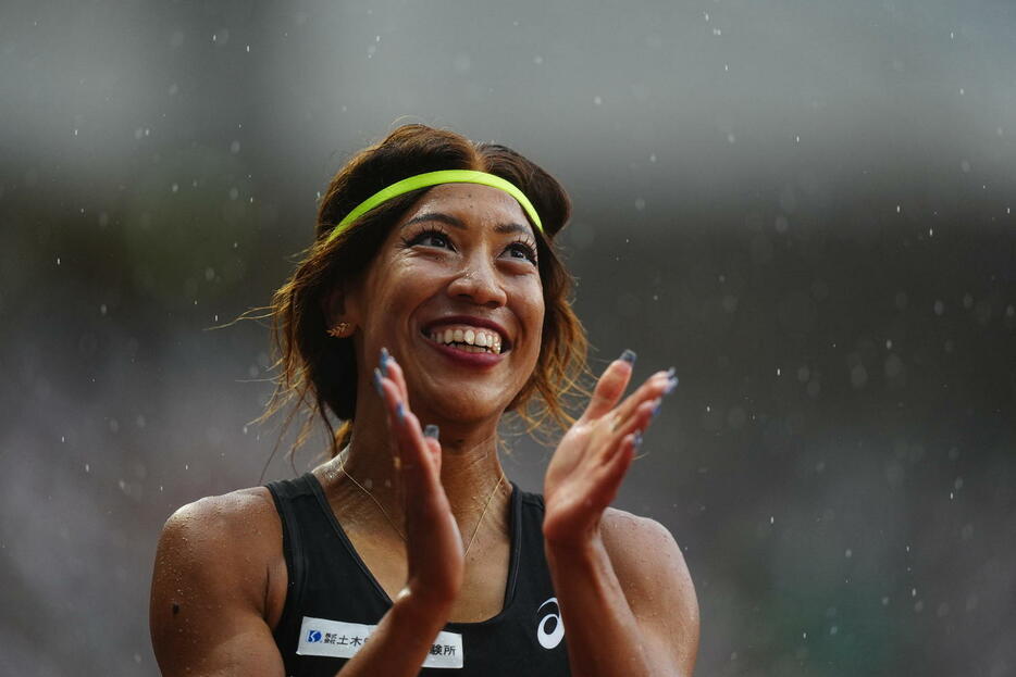 女子200メートル決勝、1位でゴールし笑顔を見せる君嶋（撮影・垰建太）