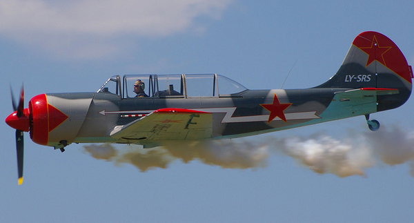 イベントで飛ぶYak-52（画像：Konflikty pl ）。