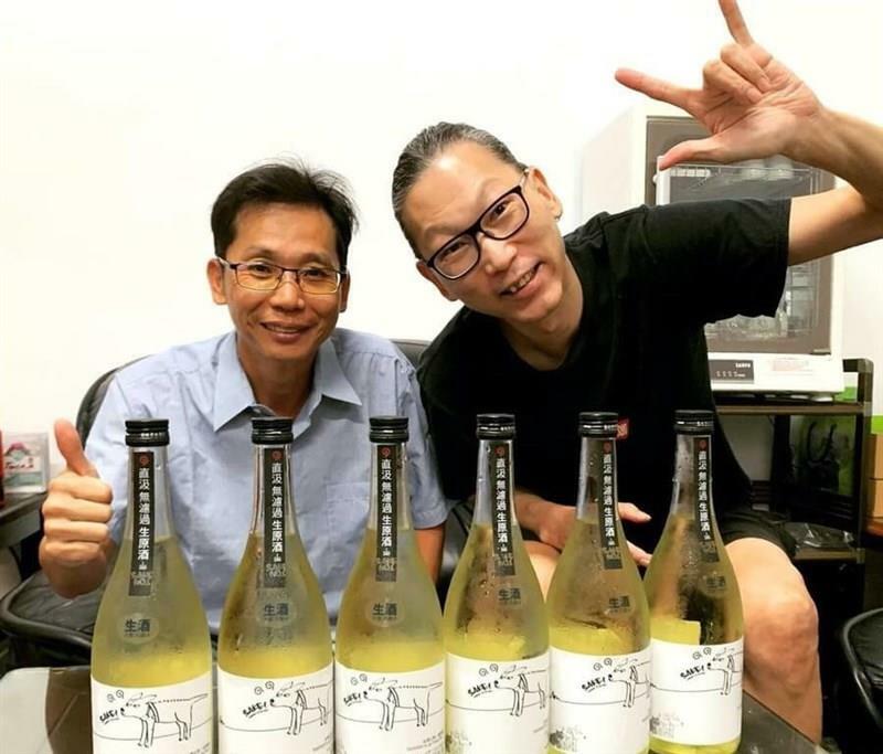 フランスの品評会でプラチナ賞に輝いた台湾土狗1号清酒。左は台南区農業改良場鹿草分場の陳栄坤分場長、右は醸造家の江偉さん（江さん提供）