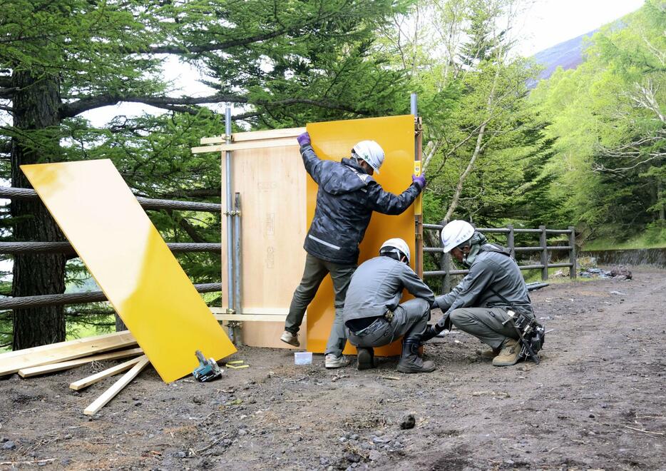 富士山の山梨側登山道「吉田ルート」の5合目で始まった入山規制ゲートの設置工事＝13日午前
