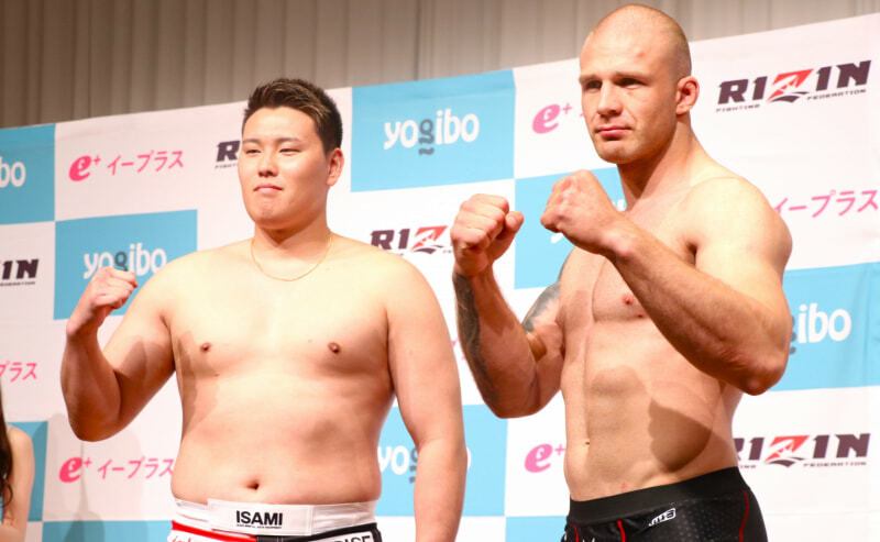 上田（左）とコバルチェク（右）は合せて体重225.95kgの迫力ボディを見せた