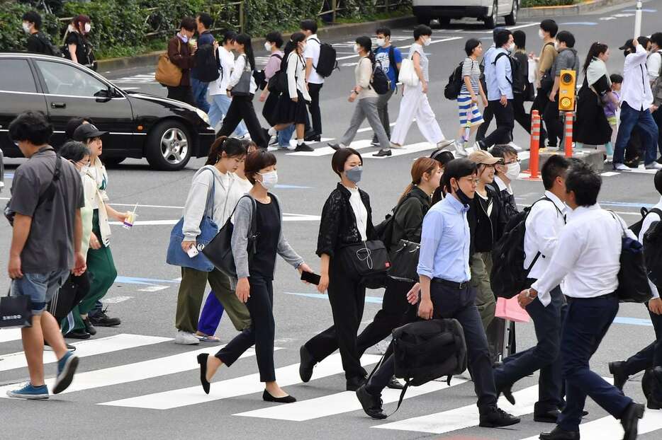 JR新宿駅周辺を歩く人々