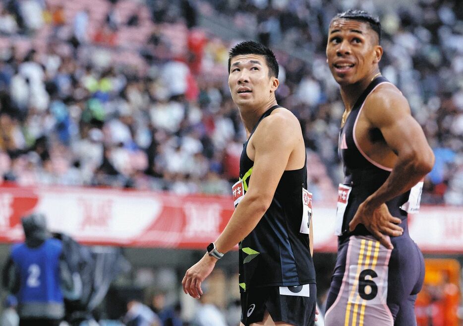 男子１００メートル決勝　５位に終わり引き揚げる桐生祥秀（左）